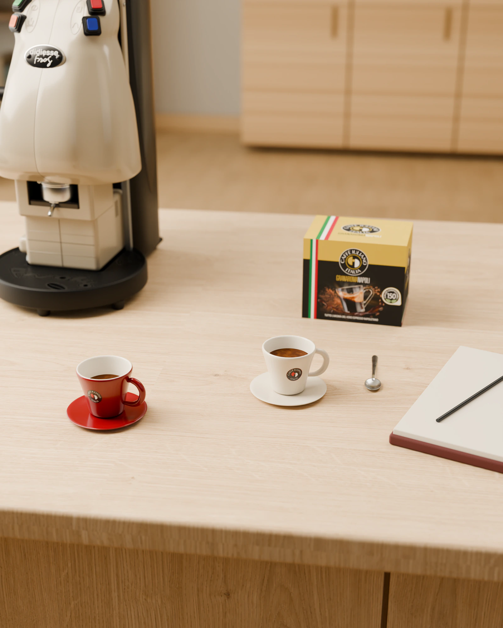 Aparati Frog i bardhë në një tavolinë zyre prej druri, me dy filxhanë espresso, kutinë Gran Aroma Napoli dhe një bllok shënimesh
